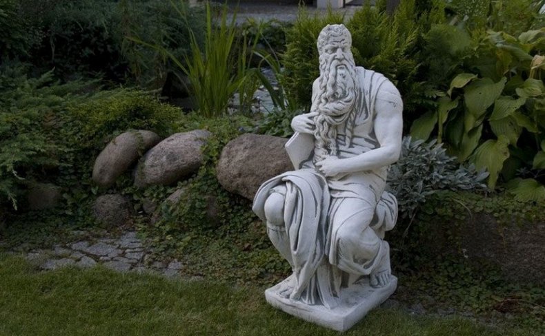 Садовая фигура в античном стиле