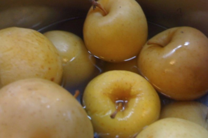 Приготовление моченых яблок в ведре