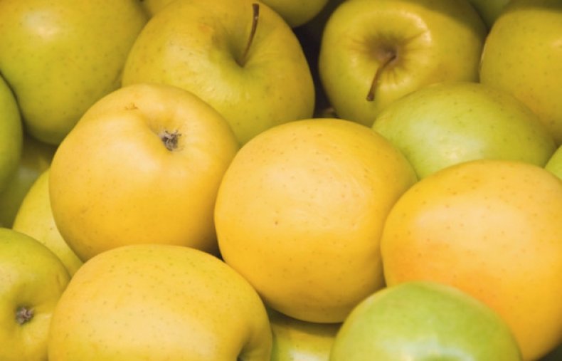 Процесс подготовки яблок и листьев