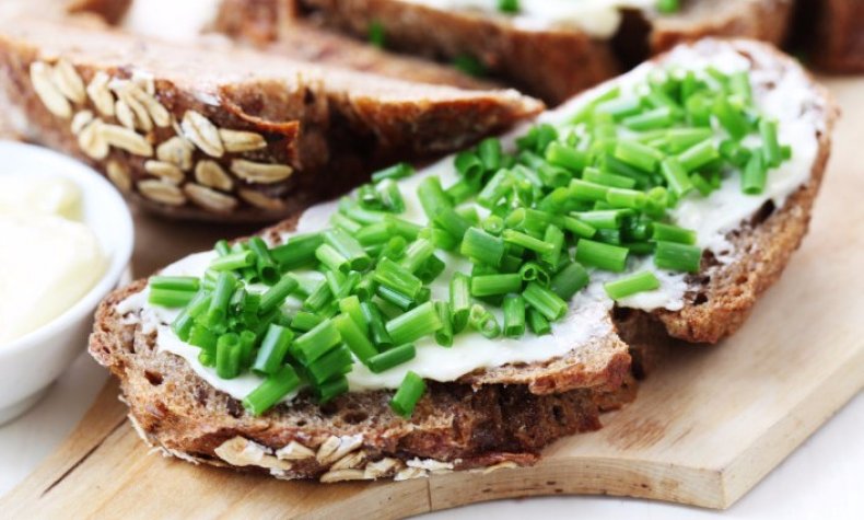 Бутерброд с зеленым луком