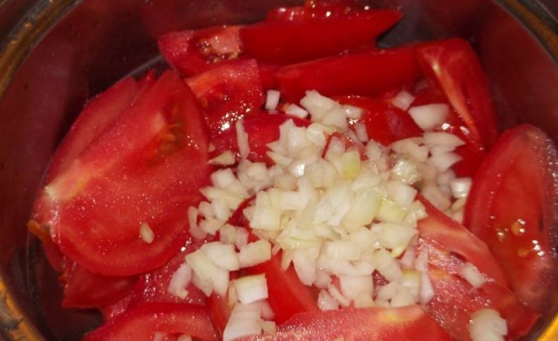 Нарезаем помидоры и отправляем их в кастрюлю