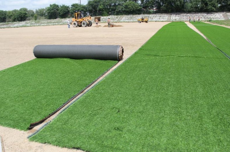 Укладка искусственного газона на футбольное поле